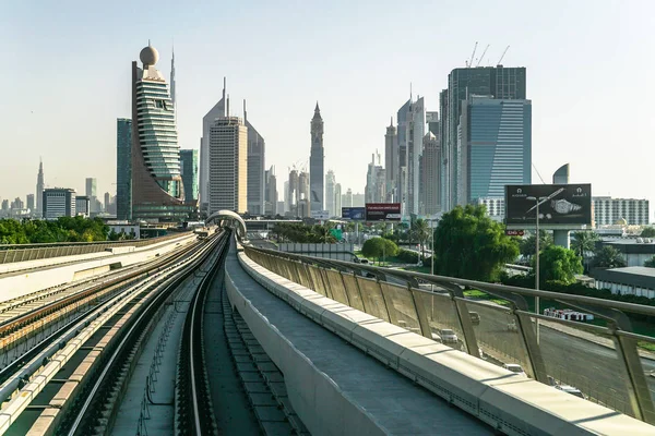 迪拜。夏季 2016年。在背景中的摩天大楼的现代化地铁城市. — 图库照片