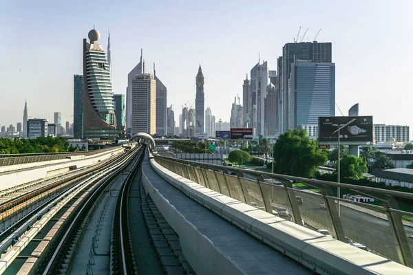 迪拜。夏季 2016年。在背景中的摩天大楼的现代化地铁城市. — 图库照片