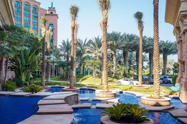 Dubai. 2016 yaz. Hotel Atlantis The Palm önünde lüks arabaları Park