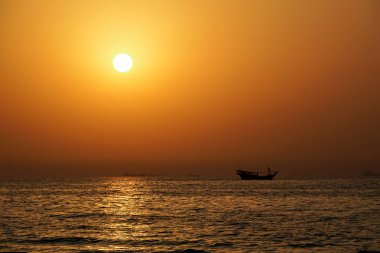 Dubai. 2016 yaz. Basra Körfezi'nde günbatımı. Deniz manzarası. Emirliği Ajman.
