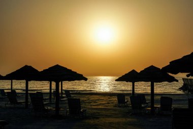 Dubai. 2016 yaz. Gün batımı Fairmont Ajman, plaj şemsiyeleri. Emirliği Ajman.