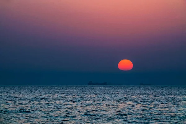 迪拜。2016年夏季。波斯湾的日落。海景。阿治曼酋长国. — 图库照片
