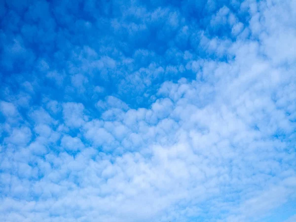 Cumulus moln på en blå himmel bakgrund — Stockfoto