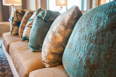 Dubai. 2016 yaz. Minderlerin üzerinde nakış Jumeirah otel iç Four Seasons'ta boyalı.