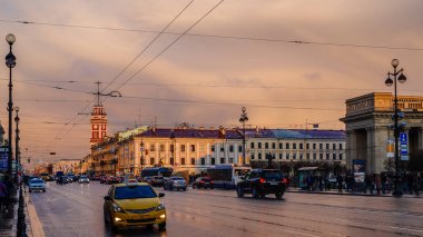 Nevsky Prospekt üzerinde yağmur sonra sürüş araba. Saint-Petersburg. 2016 yaz.