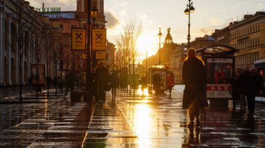 Saint-Petersburg. 2016 yaz. İnsanlar akşam yağmur sonra Nevsky Prospekt üzerinde yürümek.