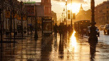 Saint-Petersburg. 2016 yaz. İnsanlar akşam yağmur sonra Nevsky Prospekt üzerinde yürümek.