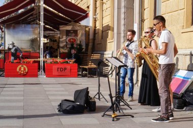 Saint-Petersburg. 2016 yaz. Müzisyenler sokakta oyun.