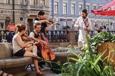 Saint-Petersburg. 2016 yaz. Müzisyenler sokakta oyun.
