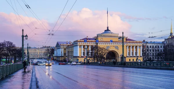サンクトペテルブルク。2016 の夏。雨の後右パレス ブリッジ. — ストック写真