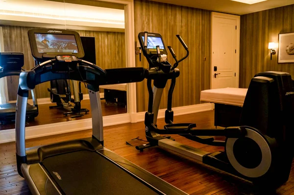 Dubai. Verano 2016. Máquinas de ejercicio en el gimnasio del hotel Four Seasons Jumeirah — Foto de Stock