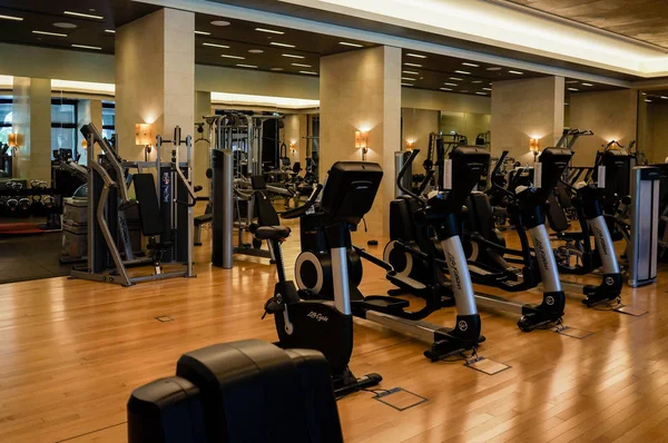 Dubai. Verano 2016. Máquinas de ejercicio en el gimnasio del hotel Four Seasons Jumeirah — Foto de Stock