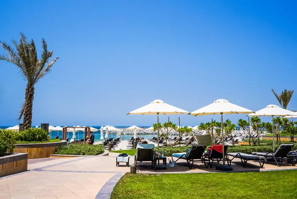 ドバイ。2016 の夏。フェアモント アジュマーンのホテルからビーチのラインとペルシャ湾. — ストック写真