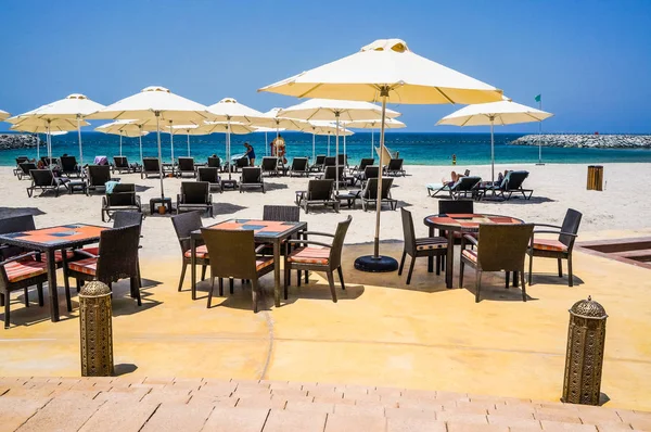 Dubai. Verão de 2016. O Golfo Pérsico com a linha da praia do Fairmont Ajman Hotel . — Fotografia de Stock