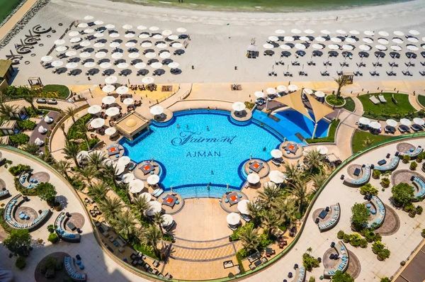 Dubai. Zomer 2016. De Perzische Golf met de lijn van het strand van het Hotel Fairmont Ajman. — Stockfoto