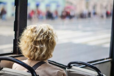 Bir otobüs penceresinde, kadın arka sittin.g