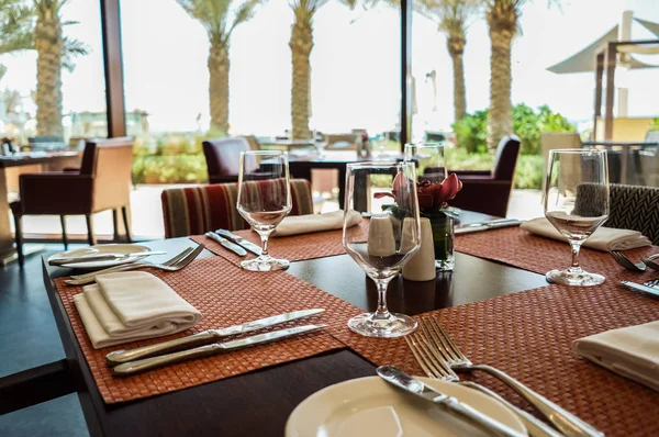 두바이입니다. 2016 여름입니다. 레스토랑의 밝은 인테리어에 테이블을 마련. — 스톡 사진