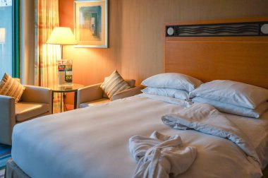 Dubai. Yaz 2016. Hilton Dubai The Walk otelin aydınlık iç mekanı.