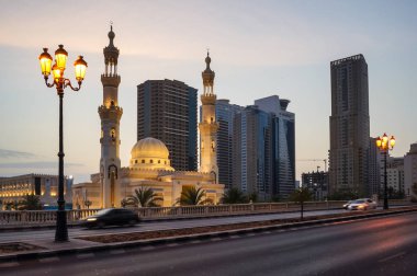 Sharjah. 2016 yaz. Akşam Al Qasba cami kentsel sokak.