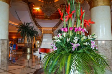 Dubai. Yaz 2016. Hilton Sharjah otel mermer merdiven ile iç