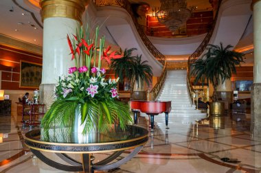 Dubai. Yaz 2016. Hilton Sharjah otel mermer merdiven ile iç