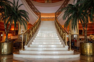 Dubai. Yaz 2016. Hilton Sharjah otel mermer merdiven ile iç