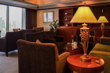 Dubai. Yaz 2016. Hilton Sharjah otelin aydınlık iç.