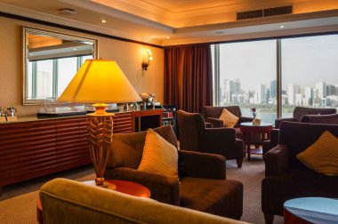 Dubai. Yaz 2016. Hilton Sharjah otelin aydınlık iç.