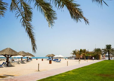 Dubai. 2016 yaz aylarında. Hilton Ras Al Khaima otel Basra Körfezi üzerinde vaha.