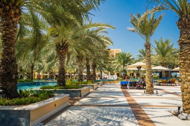 Dubai. 2016 yaz aylarında. Hilton Ras Al Khaima otel Basra Körfezi üzerinde vaha.