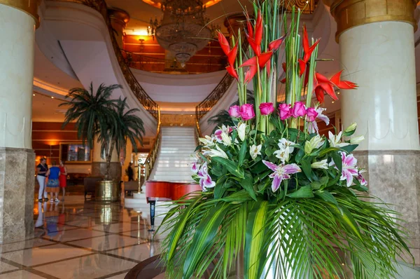 Dubai. Yaz 2016. Hilton Sharjah otel mermer merdiven ile iç