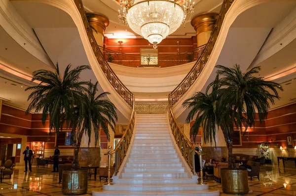 Dubai. Yaz 2016. Hilton Sharjah otel mermer merdiven ile iç