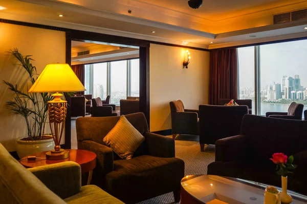 Dubai. Yaz 2016. Hilton Sharjah otelin aydınlık iç.