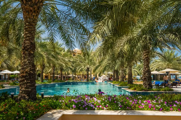 Dubai. À l'été 2016. Oasis de l'hôtel Hilton Ras Al Khaima sur le golfe Persique . — Photo