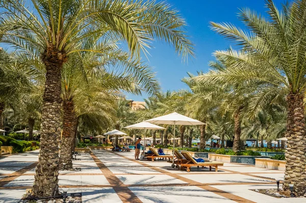 Dubai. En el verano de 2016. Oasis del hotel Hilton Ras Al Khaima en el Golfo Pérsico . — Foto de Stock