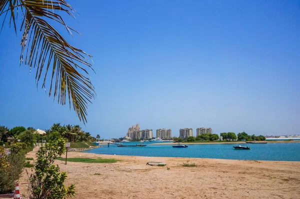 Dubaj. V létě 2016. Oáza Resortu Hilton Al Hamra Beach & Golf Resort v Perském zálivu. — Stock fotografie