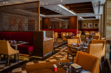 Dubai. 2016 yaz aylarında. Hilton Al Hamra Beach ve Golf iç renkli parlak tropikal.