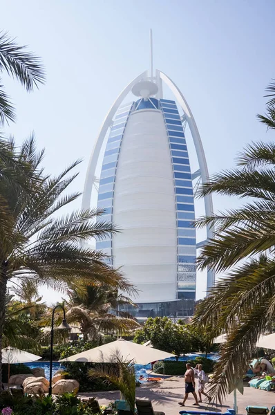 Dubai. Nyári 2016. Egy szimbóluma a jólét és a luxus, az épület a Burj al Arab. Oasis Jumeirah, az Arab-öböl partján. — Stock Fotó