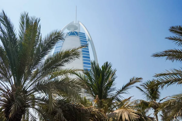 Dubai. Verão de 2016. Um símbolo de prosperidade e luxo, a construção do Burj al Arab. Oasis Jumeirah, na costa do Golfo Pérsico . — Fotografia de Stock