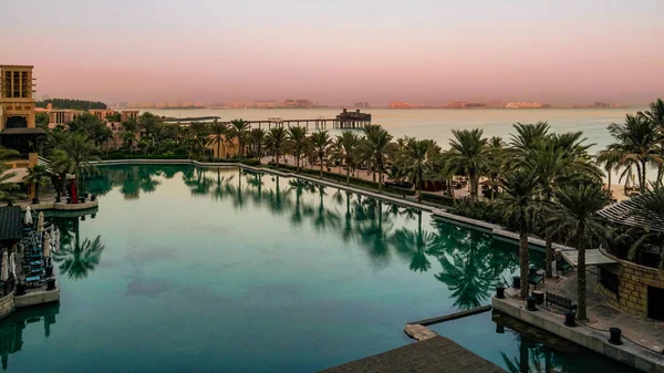 Dubai. En el verano de 2016. Un oasis de agua en la madrugada de la Madinat Jumeirah en el Golfo Arábigo . — Foto de Stock