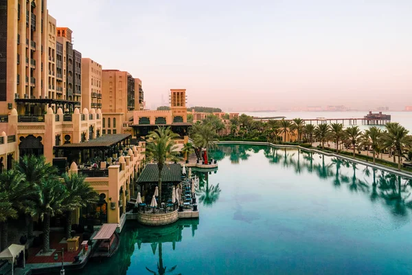 Dubai. En el verano de 2016. Un oasis de agua en la madrugada de la Madinat Jumeirah en el Golfo Arábigo . — Foto de Stock