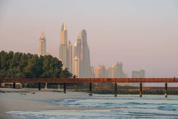 Dubai. No verão de 2016. Um oásis de água no início da manhã do Madinat Jumeirah no Golfo Pérsico. A vista da costa da cidade de Dubai . — Fotografia de Stock