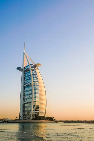 Dubai. No verão de 2016. O famoso hotel Burj al Arab . — Fotografia de Stock