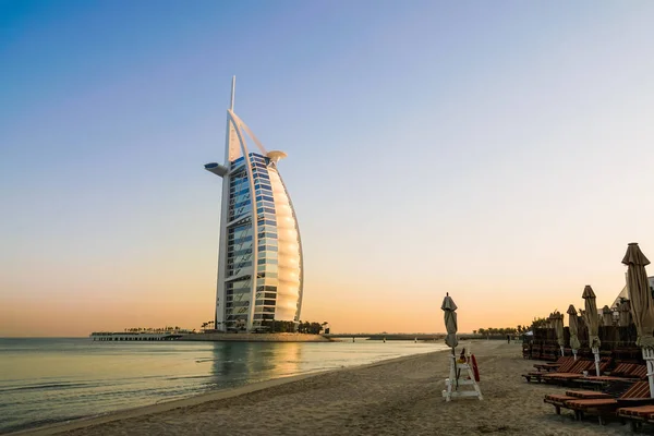Dubai. En el verano de 2016. El famoso hotel Burj al Arab . — Foto de Stock