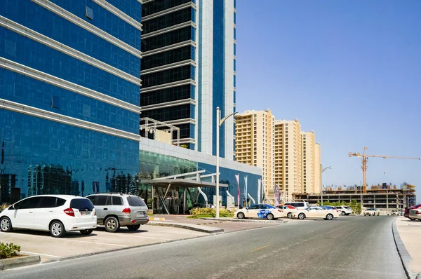 Dubai. Yaz 2016. Çöl alanlarının geliştirilmesi, Dubai şehrinde yeni konut, yeni otel Ghaya Grand yakınında.