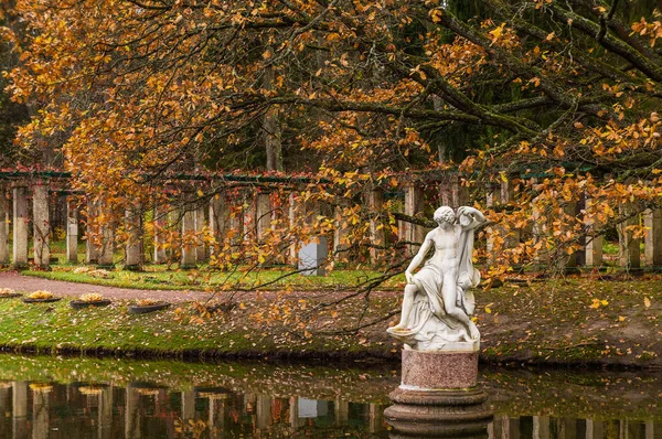 圣彼得堡。秋季 2016年。在公园里西奥拉宁巴姆镇秋白雕塑在湖上. — 图库照片