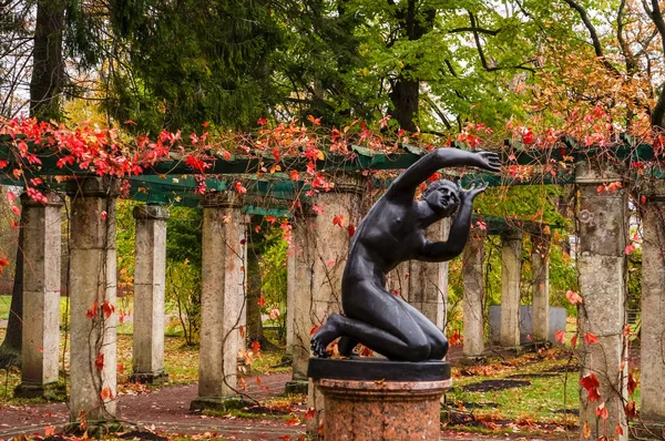 Saint-Petersburg. Podzim 2016. Pergola v podzimní city Park Oranienbaum. — Stock fotografie
