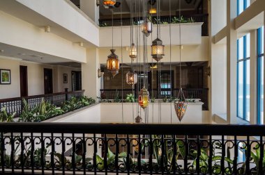 Dubai. 2016 yaz aylarında. Otel modern ve aydınlık iç. 