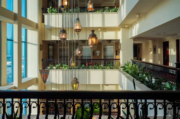 Dubai. En el verano de 2016. Interior moderno y luminoso en el hotel . —  Fotos de Stock
