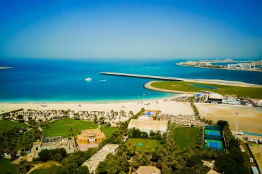 Dubai. 2016 yaz aylarında. Arap Körfezi Habtoor Grand Beach Resort otel vaha.